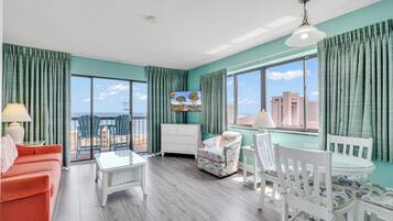 Condo familiar, 1 habitación, balcón, vista parcial al océano | Sala de estar | Smart TV de 43 pulgadas con canales digitales