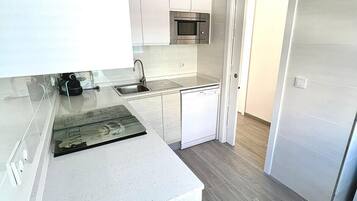 Refrigerador, microondas, horno y cafetera y tetera