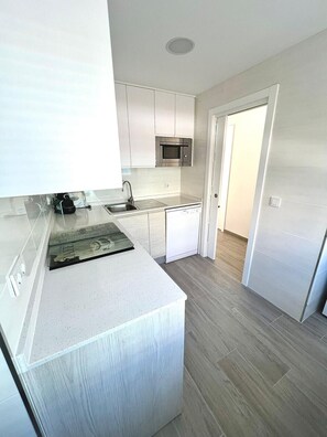 Kühlschrank, Mikrowelle, Ofen, Wasserkocher mit Kaffee-/Teezubehör