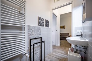 Appartement, vue ville | Salle de bain | Douche, douche à « effet pluie », sÚche-cheveux, bidet
