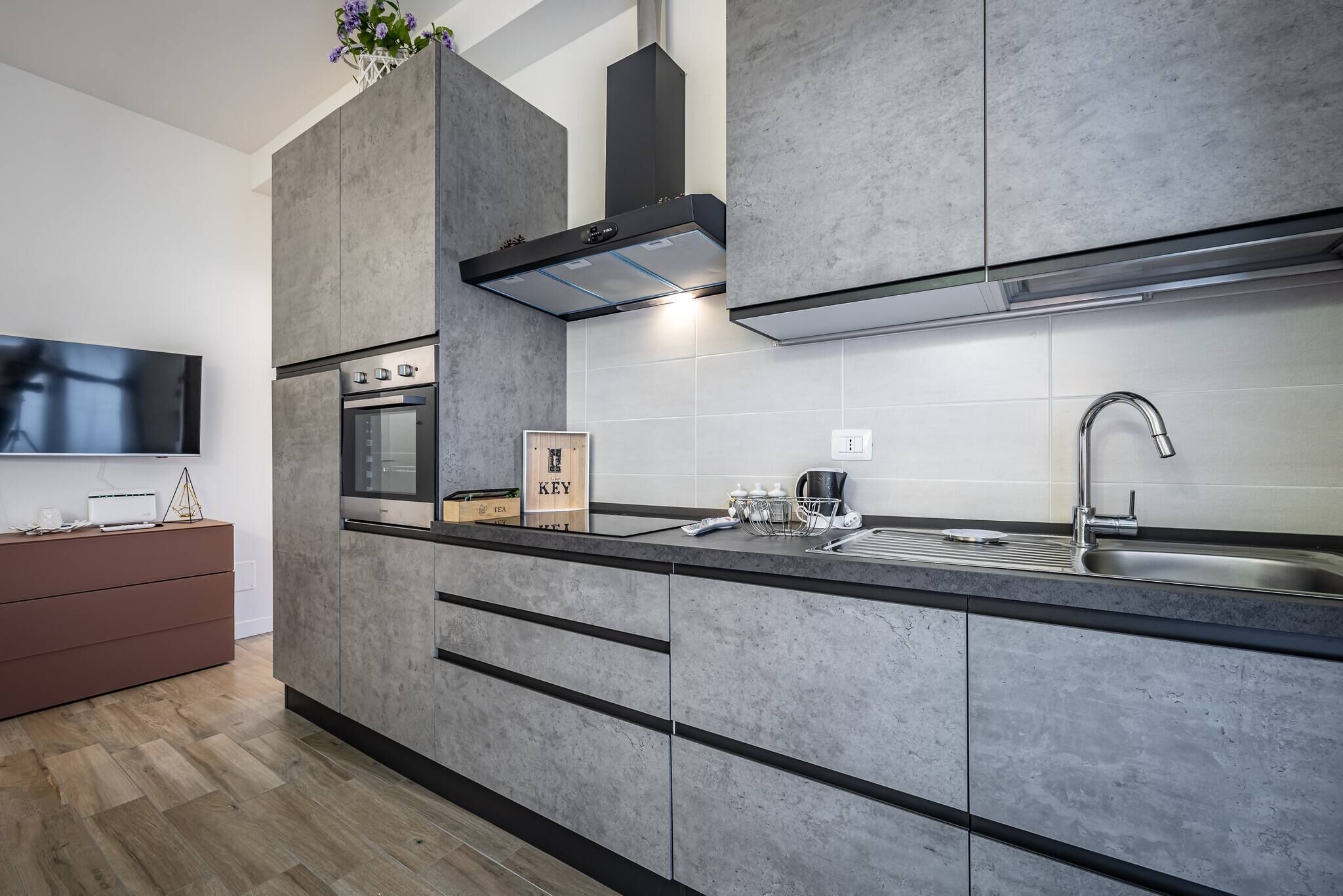 Full-sized fridge, oven, stovetop, coffee/tea maker