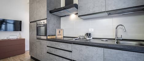 Full-size fridge, oven, stovetop, coffee/tea maker