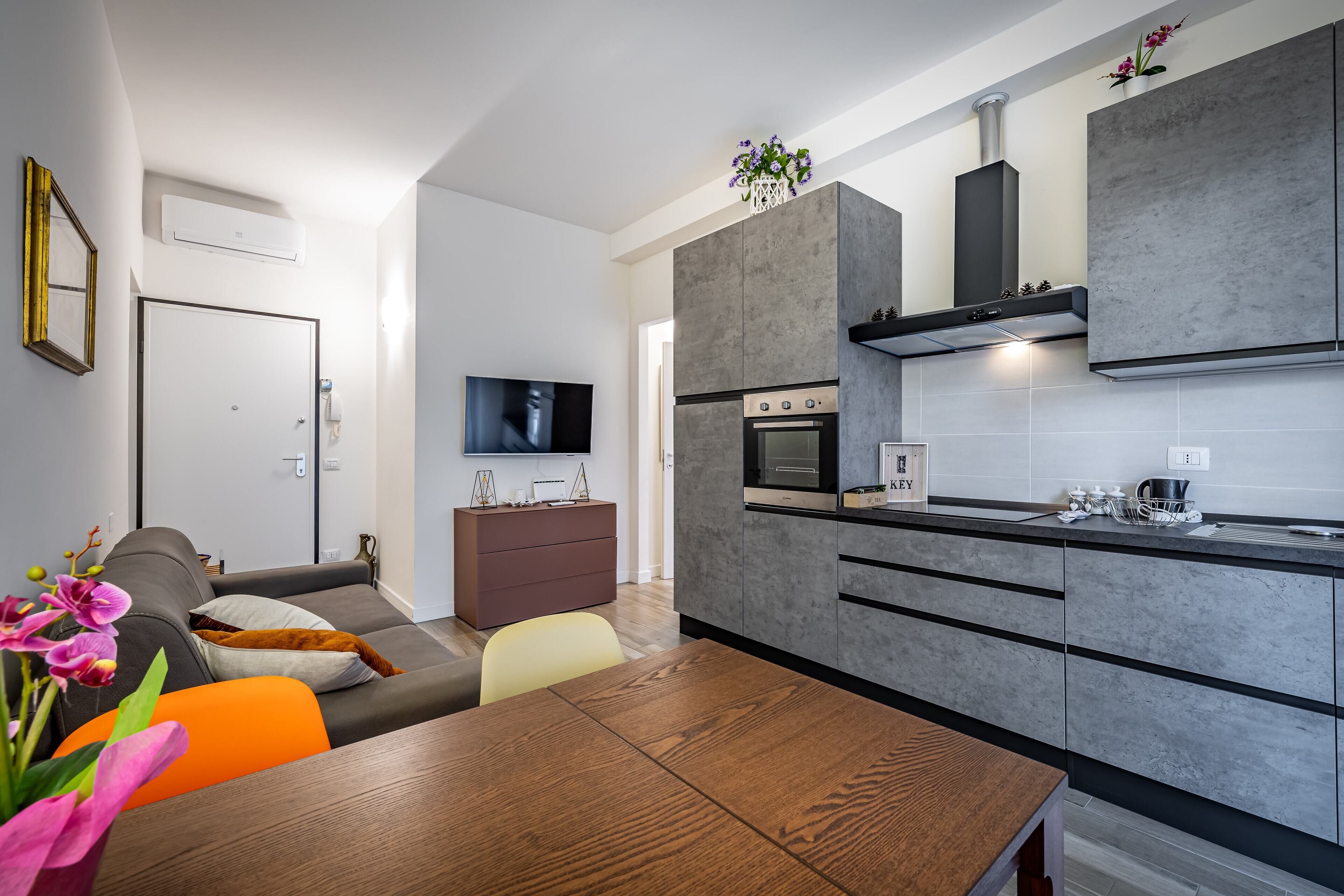 Private kitchen | Full-size fridge, oven, stovetop, coffee/tea maker