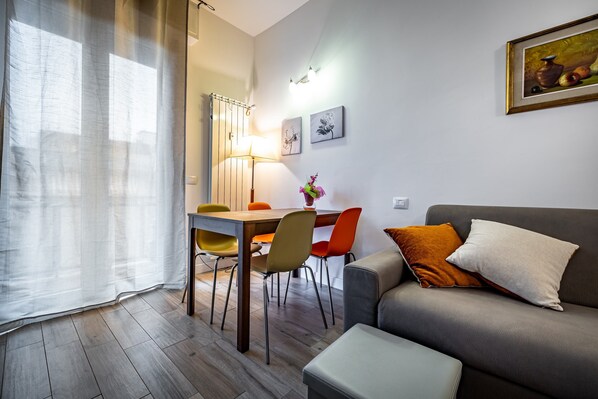 Appartement, vue ville | Coin séjour | Télévision à écran plat de 42 pouces avec chaßnes numériques