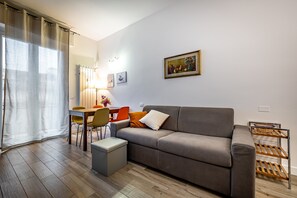 Apartamento, vista para a cidade | Área de estar | TV de tela plana 42 polegadas com canais digitais