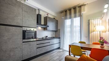 Private kitchen | Full-sized fridge, oven, stovetop, coffee/tea maker