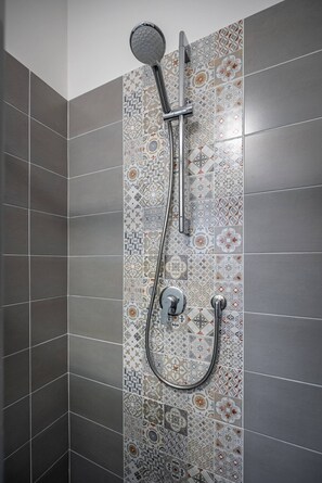 Shower, rainfall showerhead, hair dryer, bidet - YiDCefalonia (Florence)