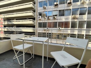 Balcony - Vibrant Omonia Oasis, Modern Apartment in the Heart of Athens (Athens)