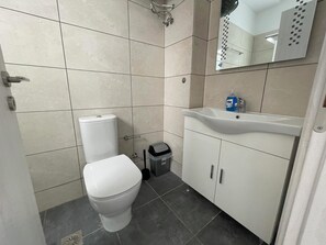 Apartment, 1 Schlafzimmer, Raucher, Balkon | Badezimmer