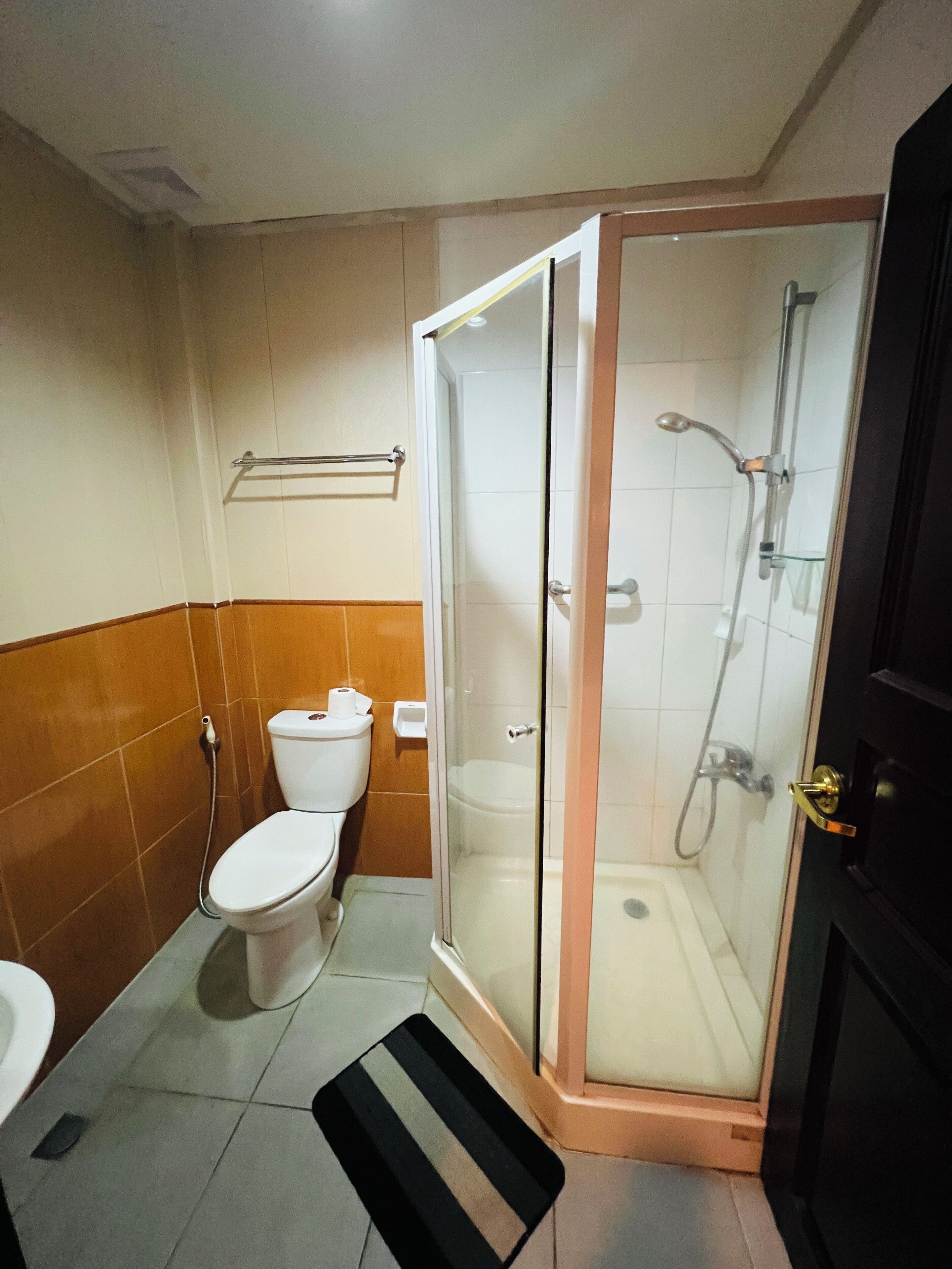 Un bagno con un WC, un box doccia e un porta asciugamani.