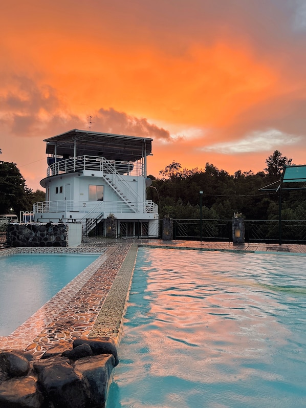 Piscina a l'aire lliure i gandules