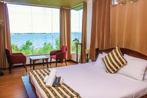 Panoraamasviitti, näköala lahdelle | Äänieristys, vuodevaatteet