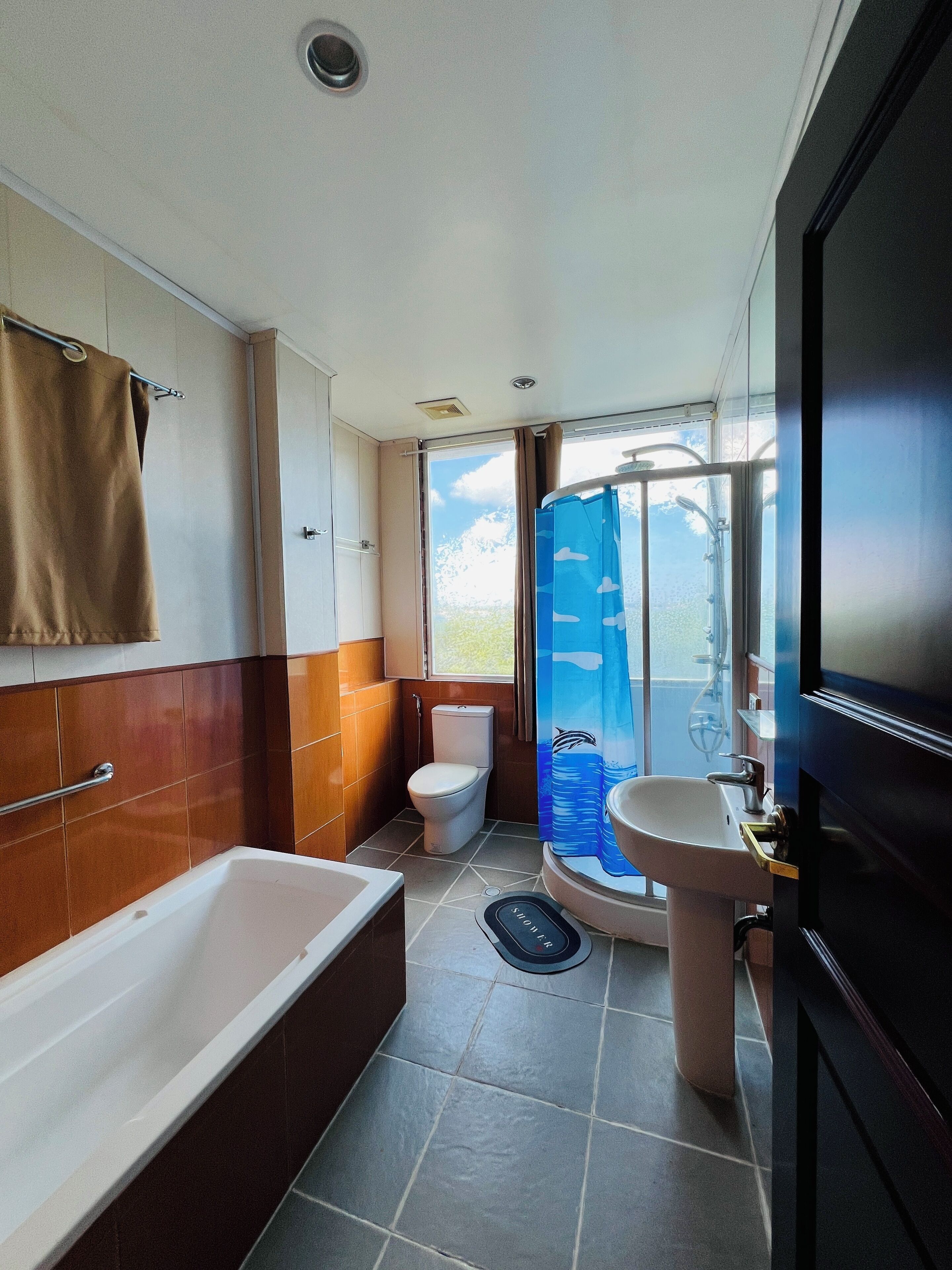Un baño moderno con bañera, inodoro y lavabo.
