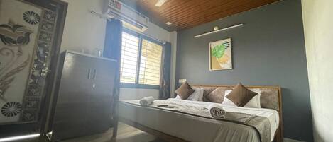 4 bedrooms, WiFi, bed sheets