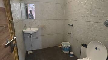 Bidet, serviettes fournies, savon, shampoing