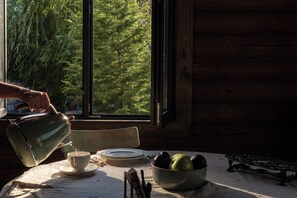 Chaise haute, congélateur, tables à manger