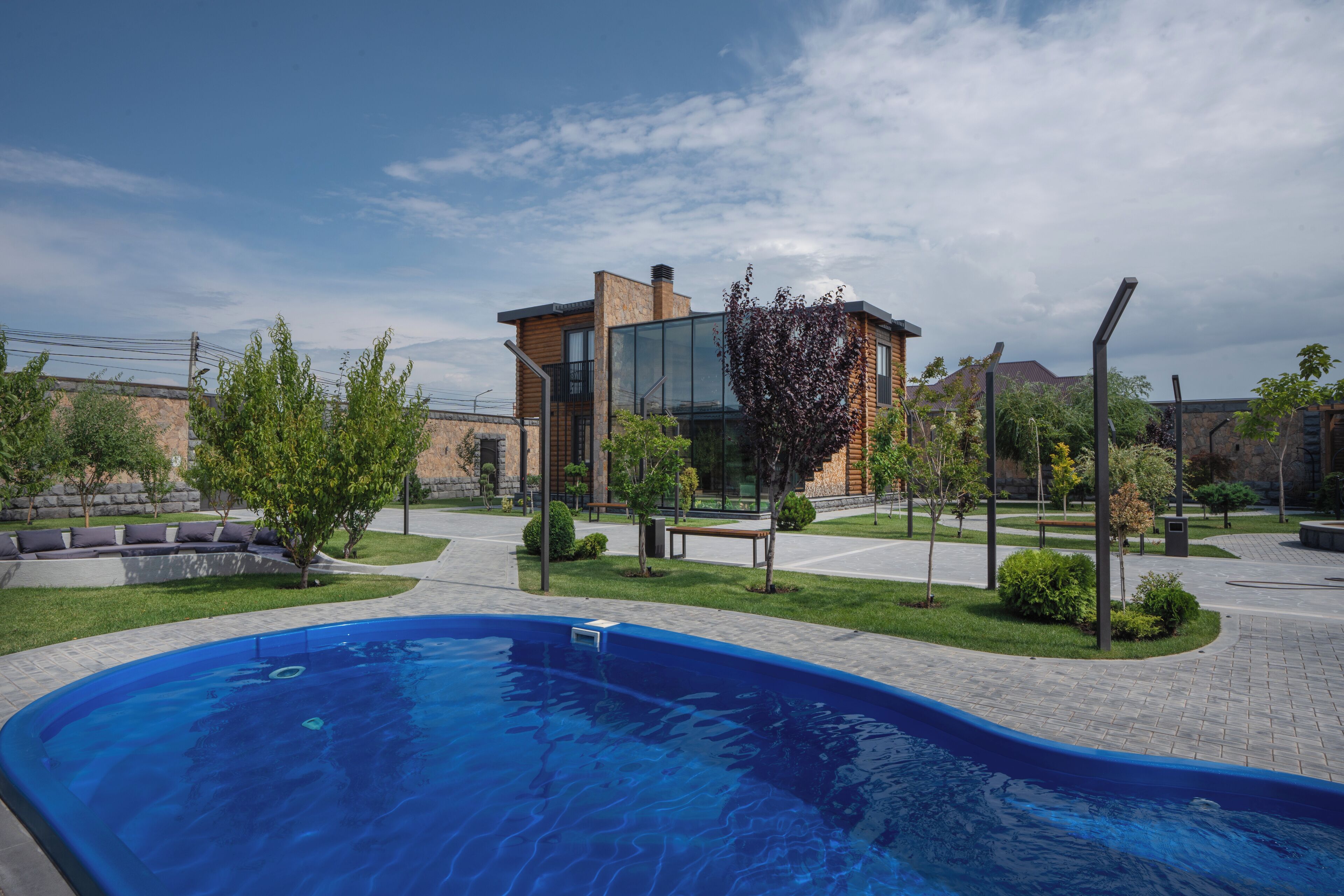 Piscina stagionale all'aperto, ombrelloni da piscina, lettini