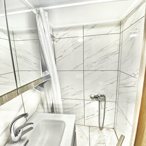 Shower, hair dryer, towels, soap - Delightful apartment with AC in Anogia (Anogia)