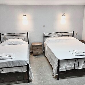 2 soverom, strykejern/-brett og sengetøy