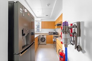 冷蔵庫、電子レンジ、オーブン、コンロ