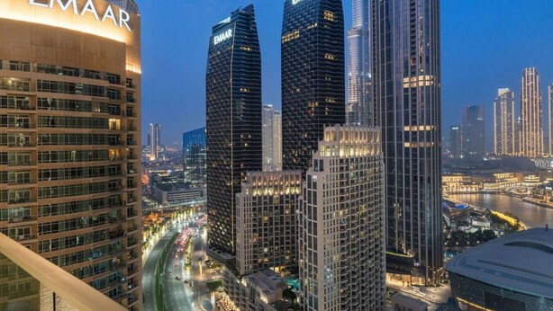Un paisaje urbano con edificios modernos de gran altura, incluyendo un destacado edificio EMAAR.