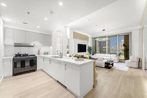 冷蔵庫、電子レンジ、オーブン、コンロ