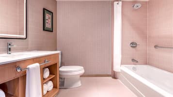 Een badkamer met een wastafel, toilet en bad.