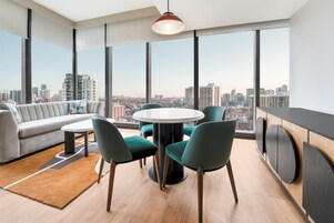 Ropa de cama de alta calidad, colchones con efecto memoria y minibar 