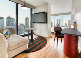 Luxe beddengoed, bedden met traagschuimmatras, een minibar