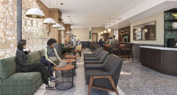 Um lobby de hotel moderno com áreas de estar, um bar e uma mesa de recepção.