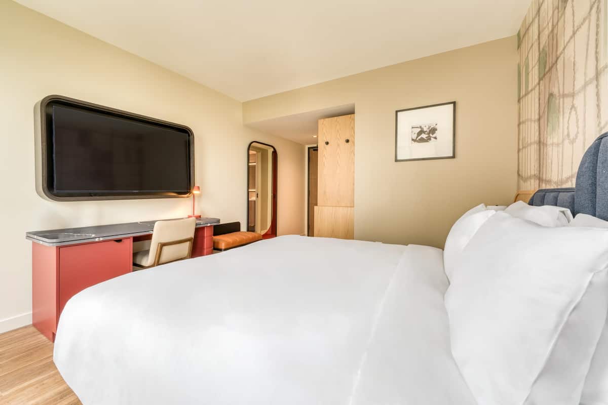 Hochwertige Bettwaren, Betten mit Memory-Foam-Matratzen, Minibar