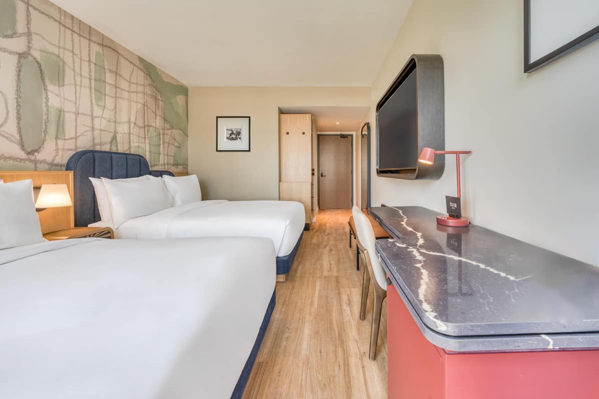 Hochwertige Bettwaren, Betten mit Memory-Foam-Matratzen, Minibar