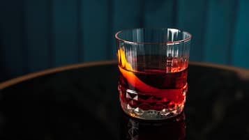 Een glas met een reliëfpatroon op een reflecterend oppervlak.