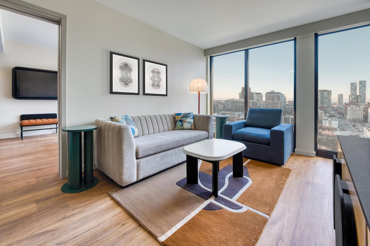 Executive-Suite, 1 Schlafzimmer (Premium, King) | Hochwertige Bettwaren, Betten mit Memory-Foam-Matratzen, Minibar