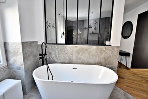 Jetted bath, hair dryer, towels, soap - Arum Suite with terrace (Roanne)