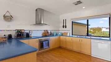 冰箱、微波炉、烤箱、炉灶