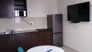 Full-size fridge, microwave, electric kettle, cookware/dishes/utensils