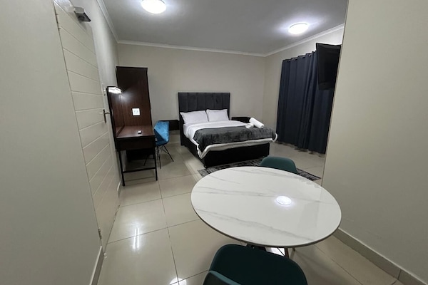 Deluxe-Einzelzimmer | Wohnbereich | 42-Zoll-Smart-TV mit Digitalempfang, Streaming-Dienste