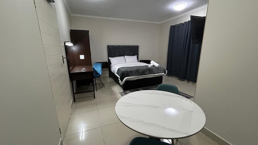 BAYSIDE SUITES HOTEL