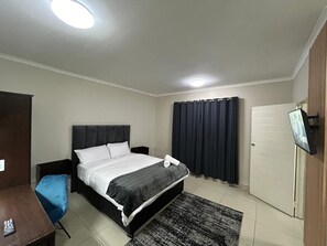Deluxe Single Room | Private kitchen | Full-size fridge, microwave, electric kettle, cookware/dishes/utensils - BAYSIDE SUITES HOTEL (Durban)