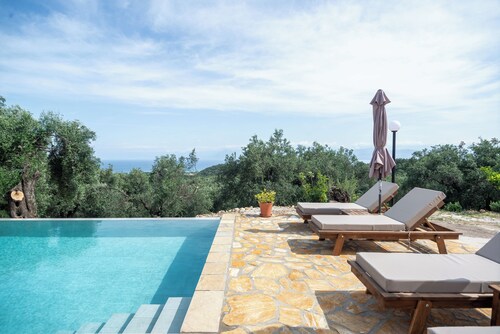 Villa Sarakinos. A spacious, private villa with sea view