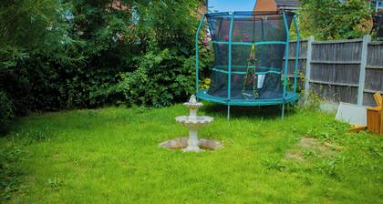 5 minutes to Castle Vale! Family-sized house with pool table