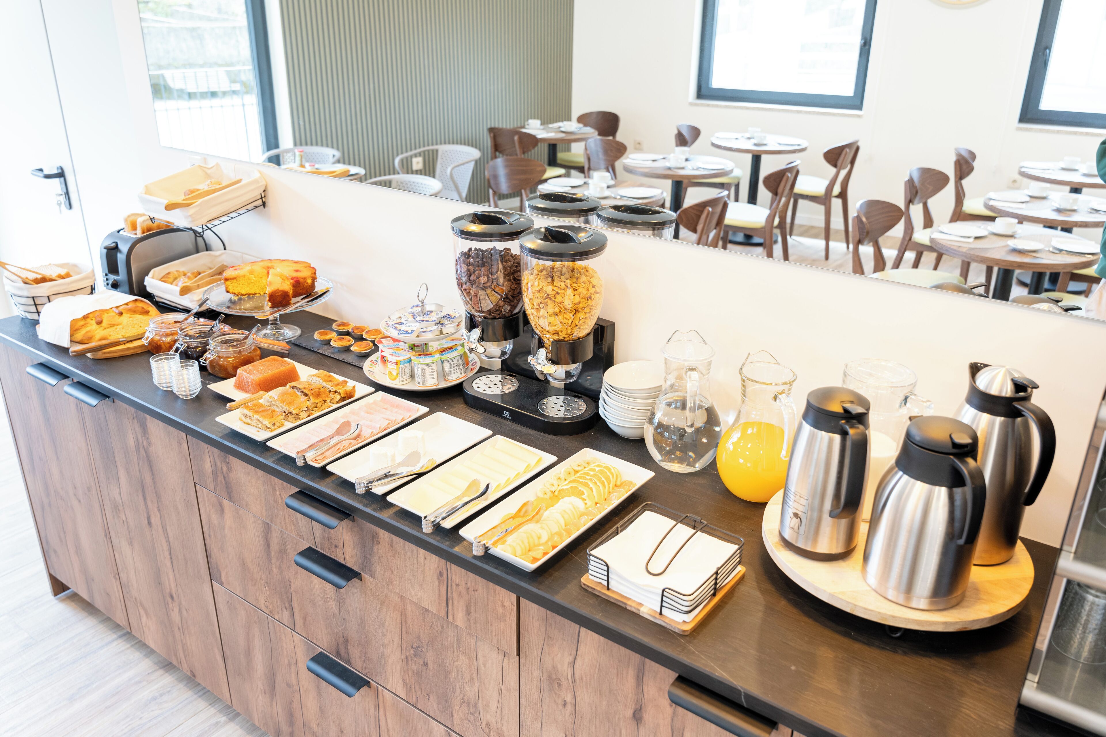 Daily continental breakfast (EUR 5 per person)