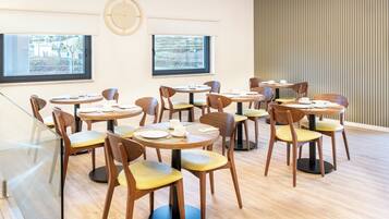 Petit déjeuner continental (5 EUR par personne)