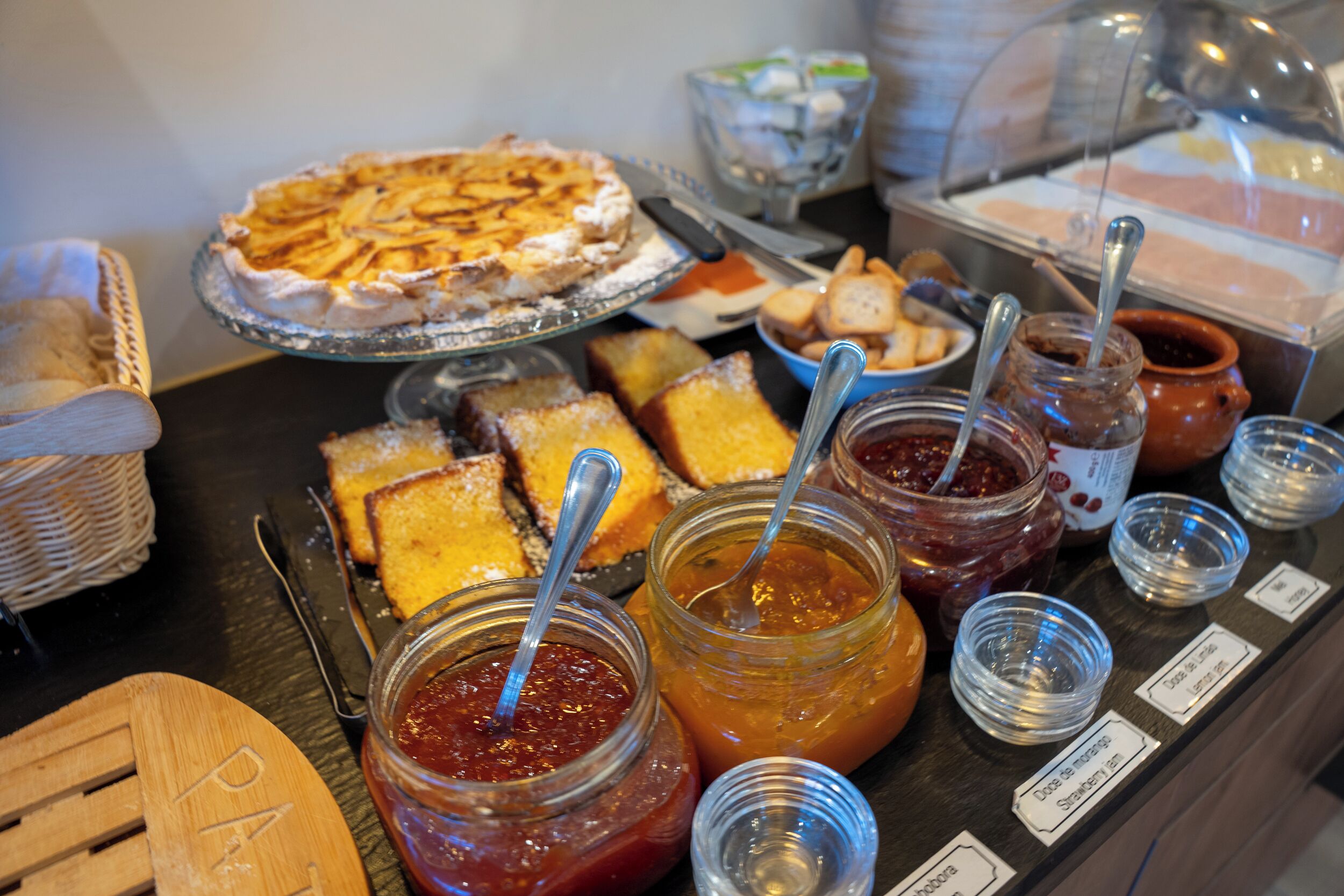Un buffet proposant une variété de plats et d’accompagnements.