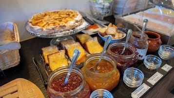 Un buffet proposant une variété de plats et d’accompagnements.