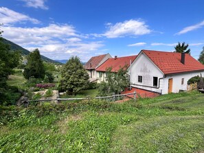 Front of property - Vineyard cottage Kovačnica (Semic)