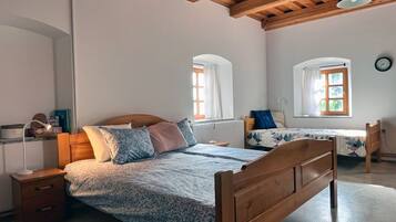 1 غرفة نوم ومساحة عمل للكمبيوتر المحمول وواي فاي مجانًا وملاءات أسرّة