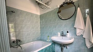 Une salle de bain avec une baignoire, un lavabo et des toilettes.