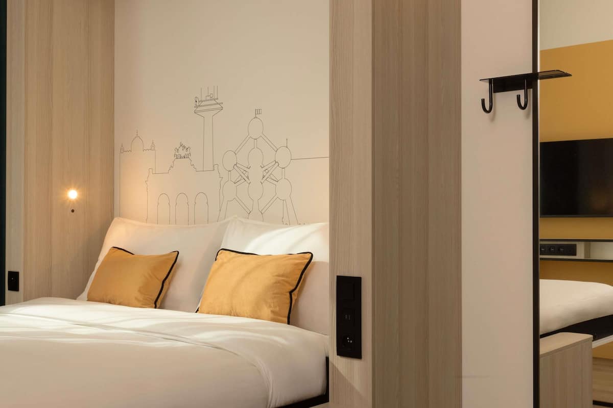Estudio, 1 cama doble (2 People) | Ropa de cama hipoalergénica, caja fuerte, escritorio